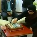 Gadafi igra šah