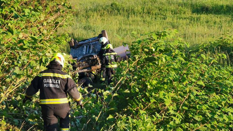Prometna nesreča pri Blanci, avto na strehi