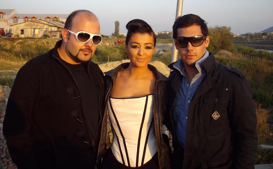 Na fotografiji je poleg Sanje in Adela Dejan Miličevič.