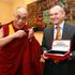 Štirinajsti dalajlama Tenzin Gyatso se je razveselil darila mariborskega župana 