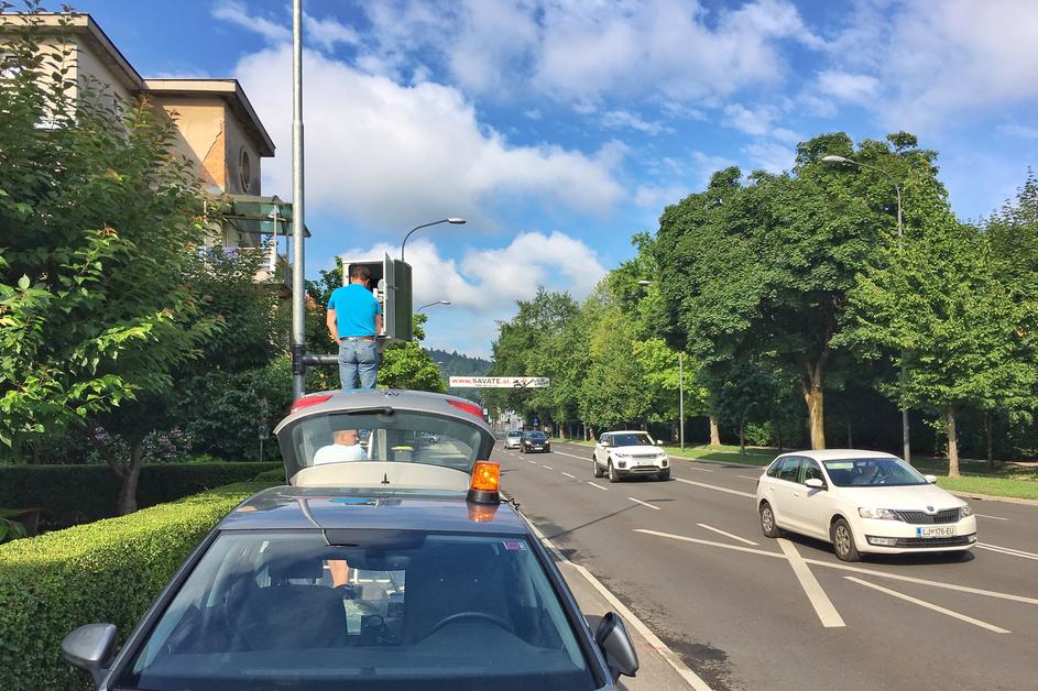 Postavitev novih ohišij za merilnik hitrosti v Ljubljani.