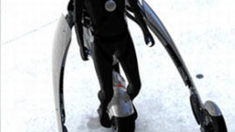 Voznik motor upravlja s kretnjami.