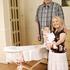 Angležinja Karina White, ki je visoka le en meter, je najmanjša mama na svetu.