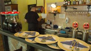 Gostinci prednjačijo pri kršitvah, pri gradbenikih jih je precej manj. (Foto: Iv