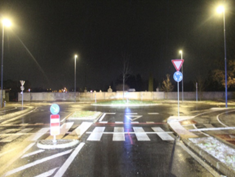 Krožišče, v katerem sta trčila avto in voznik e-skiroja