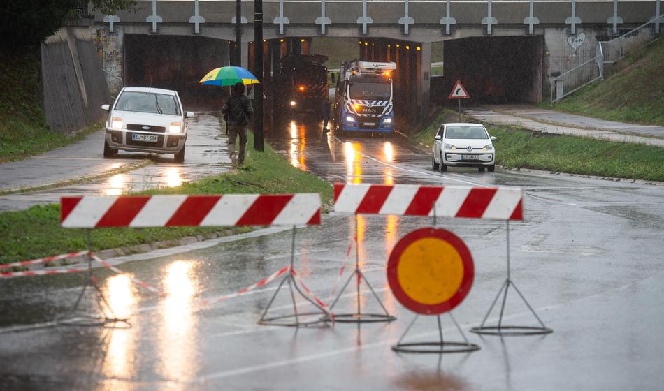 Neurje povzročilo kopico težav: Zaliti podvozi, podrta drevesa in požar