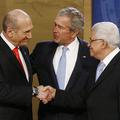 George W. Bush stoji med izraelskim ministrom Ehudom Olmertom (L) in palestinski