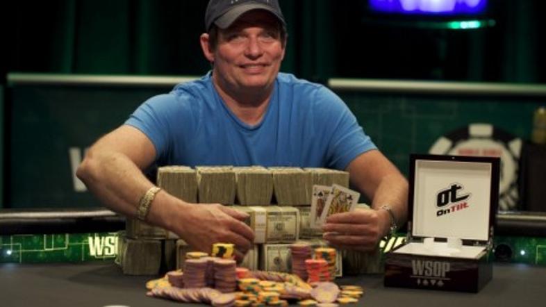 Sam Barnhart nasmejan ob kupu žetonov in denarju za prvo mesto. (Foto: Pokernews