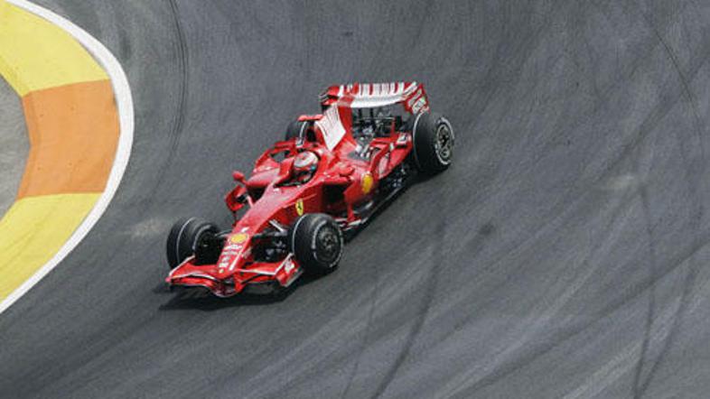 Kimi Räikkönen očitno še ni rekel zadnje v svetu formule 1. (Foto: Reuters)