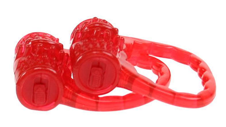 Obroček si moški natakne na koren penisa.