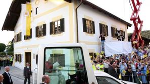 Papež ob obisku svoje rojstne hiše septembra 2006. (Foto: Epa)