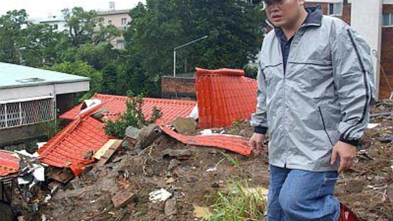 Tajfun Krosa je na svojem potovanju mimo Tajvana ubil 18 ljudi in povzročil večm