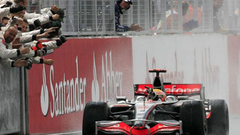 Lewis Hamilton je z več kot minuto prednosti pred drugouvrščenim dosegel svojo p