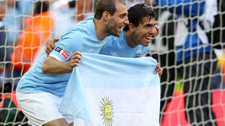 Carlos Tevez Pablo Zabaleta argentinska zastava veselje proslavljanje slavje pro