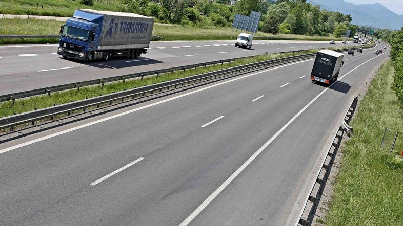 Strokovnjaki opozarjajo, da se bo gradnja podražila, "denarja pa država nima".  