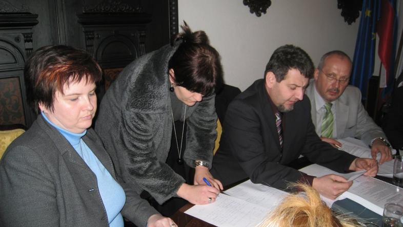 Petra Pozderec (podpisuje listino)