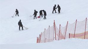 V Kitzbühlu so bili v sredo na progi le delavci, ki so utrjevali progo. (Foto: R