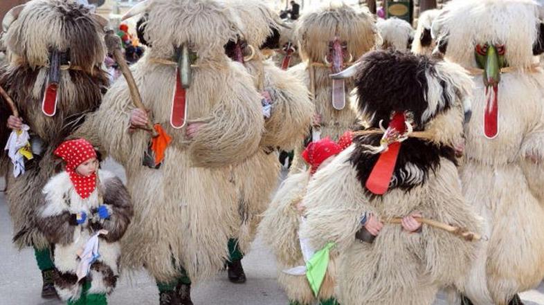 S tradicionalnim kurentovim skokom se je opolnoči začelo jubilejno 50. Kurentova