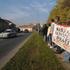 Na cesti, ki vodi do množičnega grobišča na Ovčari, se zbralo kakih 50 protestni