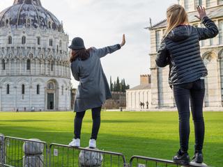 Mladi ženski ob Pisi v Italiji