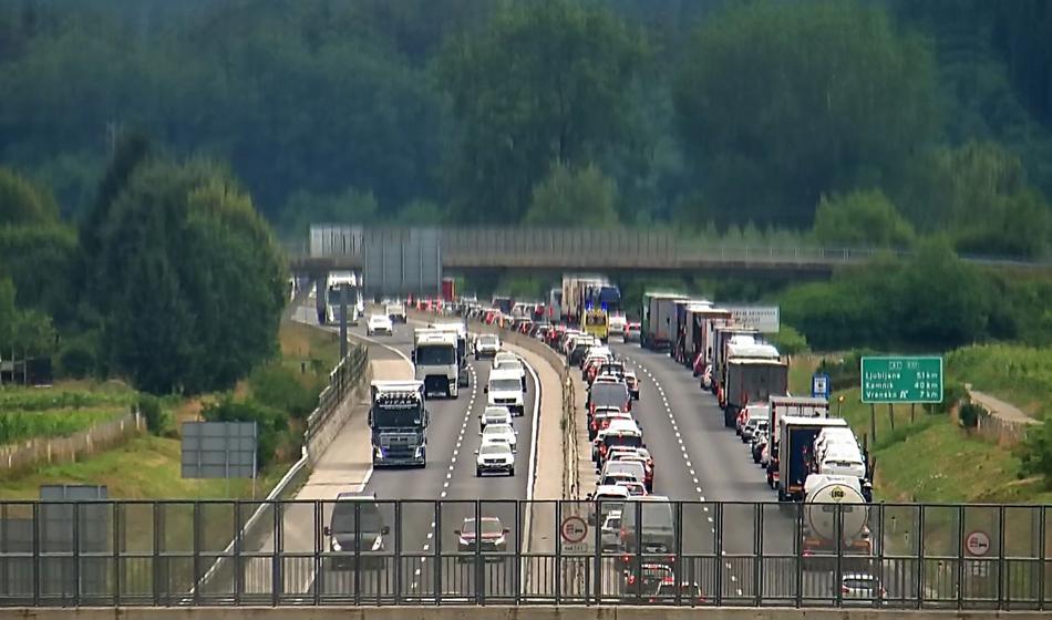 Dars javil, da dela na avtocesti ne bodo končali pravočasno, vozniki pa v kolonah