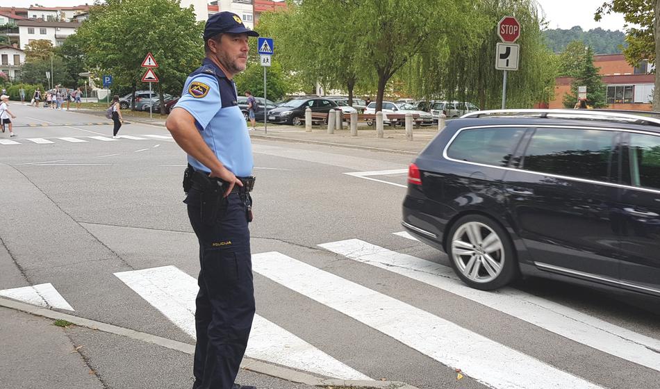 Mladoletnik trčil v policista