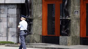 Slovenija 05.06.2012 policistka varuje parlament, drzavni zbor v srediscu Ljublj