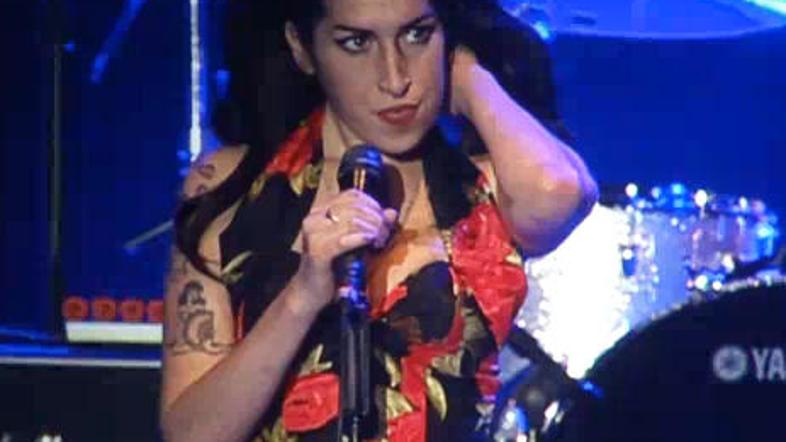 Amy je vidno zmedena pela pesem Rehab. (Foto: Youtube)