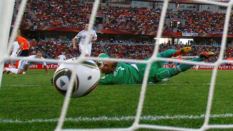 Arjen Robben strel gol zadetek veselje Jan Mucha žoga zoga