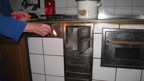 Kolar si kuha v štedilniku na drva, a jih nima s čim razžagati. (Foto: Nada Čern
