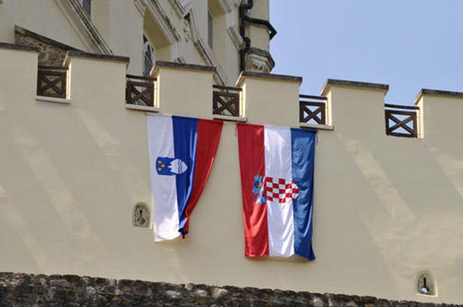 Na gradu Trakošćan so izobesili slovensko in hrvaško zastavo.