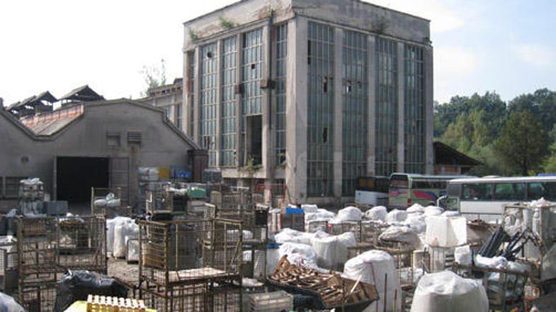 Eden od opuščenih in propadajočih objektov ob reki Savi v neposredni bližini mes