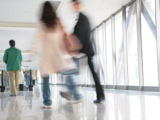 Delavci v pisarni hodijo po hodniku