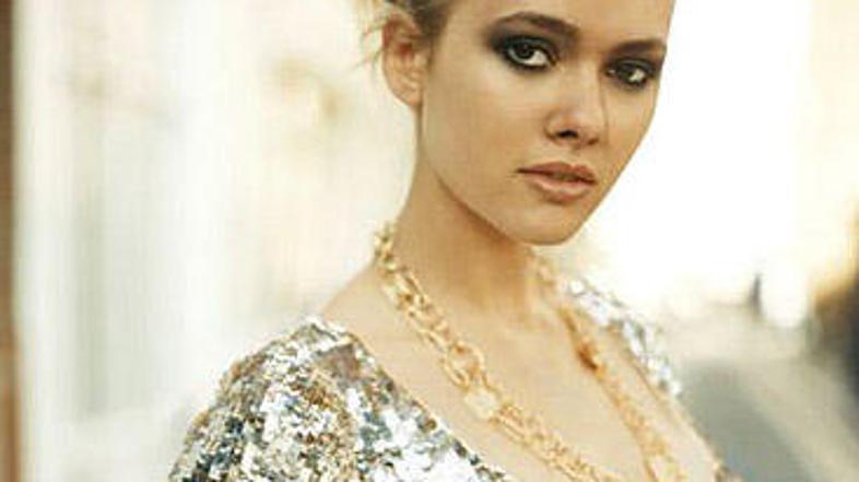 Toplina zlate barve poudari lepoto vsake ženske.