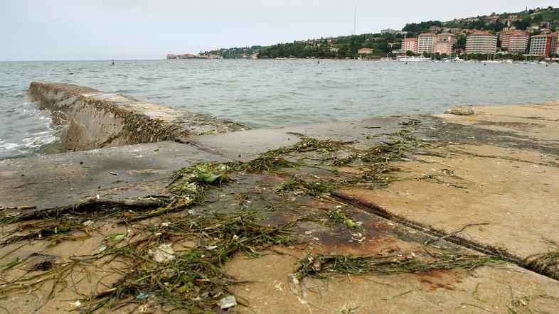 Ob vsaki plimi poplavlja morje, tako da spodnji plato obale za sprehode ni upora
