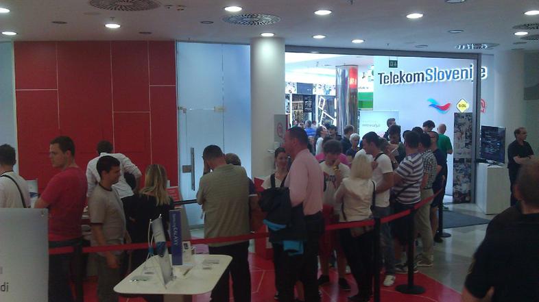 Vrsta pred pričetkom prodaje Samsunga Galaxy S III pri Mobitelu