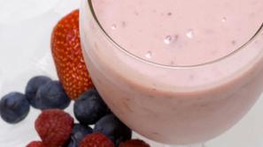 Lahka jogurtova pena je odlična osnova za kombiniranje različnih sadnih okusov.