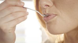 žlica ženska hranjenje