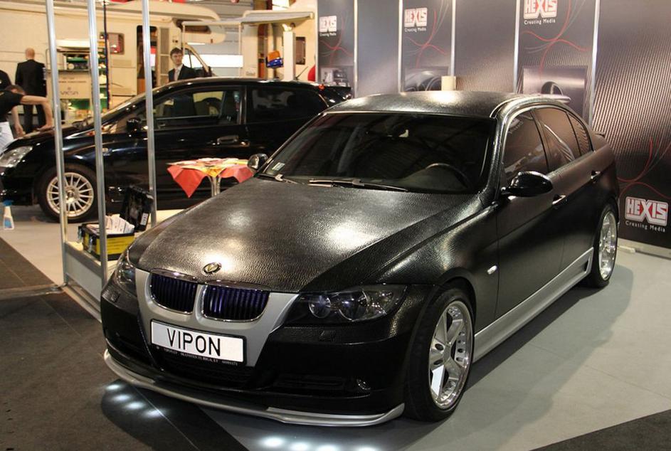 BMW serije3 oblečen v krokodilje usnje.