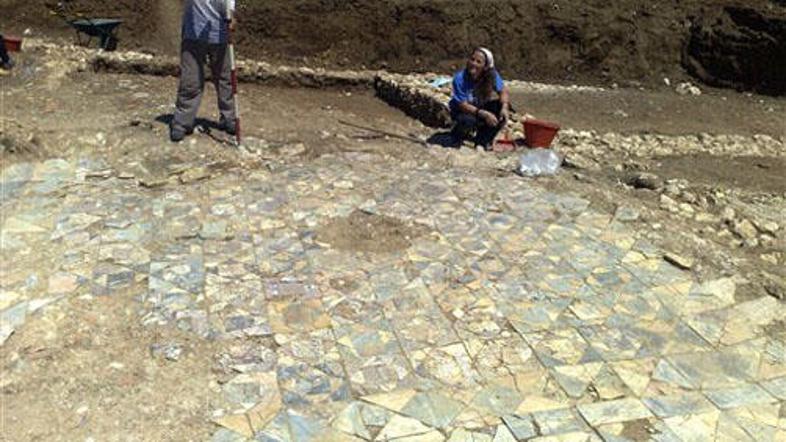 Tla vile so bila sestavljena iz kosov marmorja, ki so ga pripeljali iz različnih