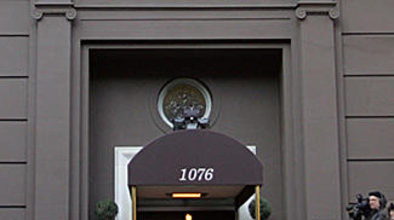 Pred mrtvašnico Frank E. Campbell, kamor se je igralčeva družina prišla poslovit