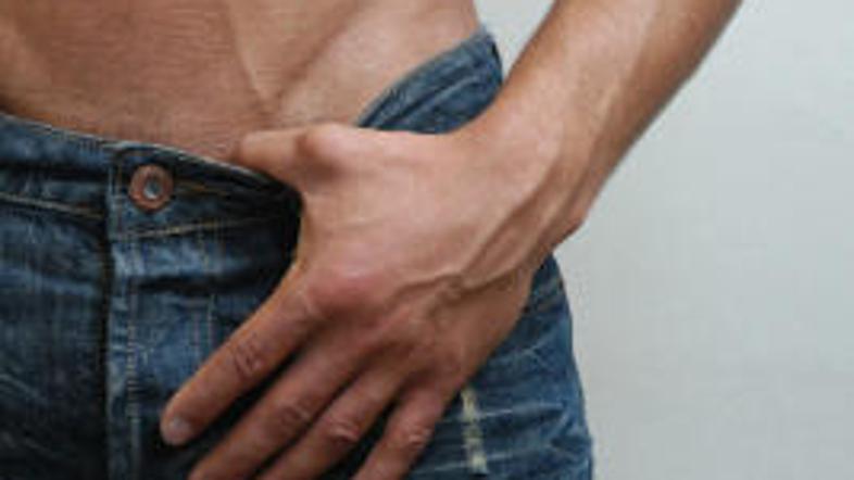 V Italiji vas bo lahko doletela kazen, če se boste prijemali za mednožje.