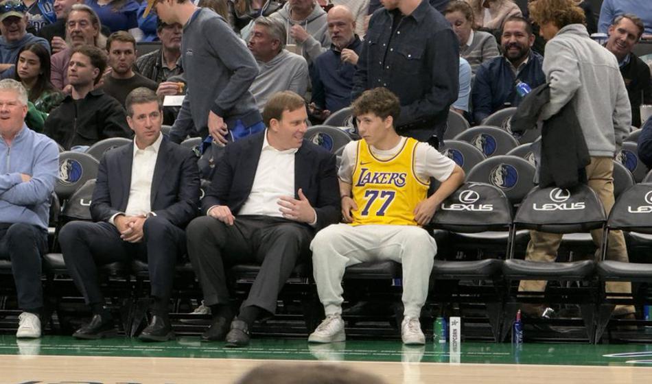 Kakšen prizor, navijač v Dončićevem dresu ob lastniku Dallasa