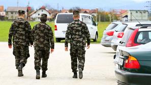 Slovenija 30.10.2013 vojska, vojaki na sprehodu, simbolicna fotografija; foto:Sa