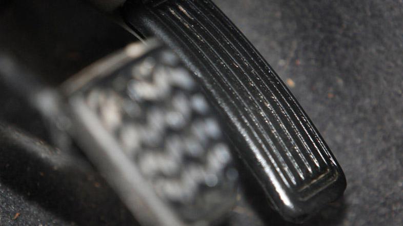 Ameriški CTS, ki dobavlja stopalke za plin za omenjene modele, zavrača odgovorno