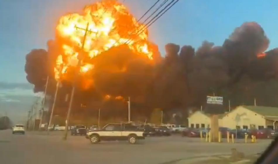 Huda nesreča: Kmalu po vzletu je letalo strmoglavilo, letališče v plamenih