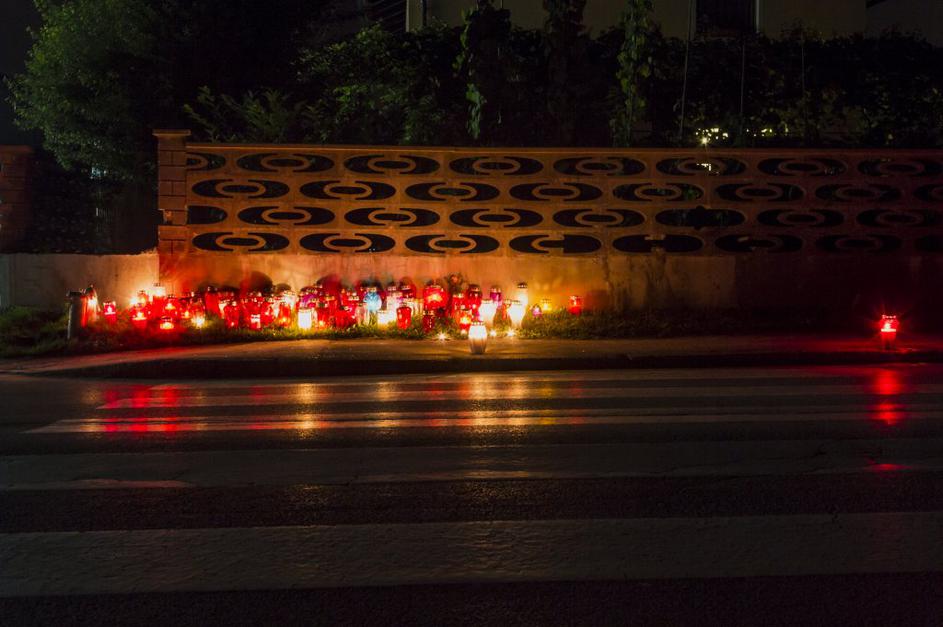 Prižig sveč po prometni nesreči na Viru pri Domžalah