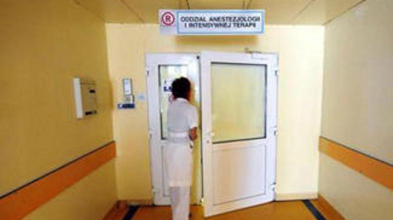 Starko so iz mrtvašnice prepeljali na intenzivno nego.