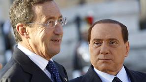 Iz vlade premierja Silvia Berlusconija naj bi danes izstopili štirje ministri, z