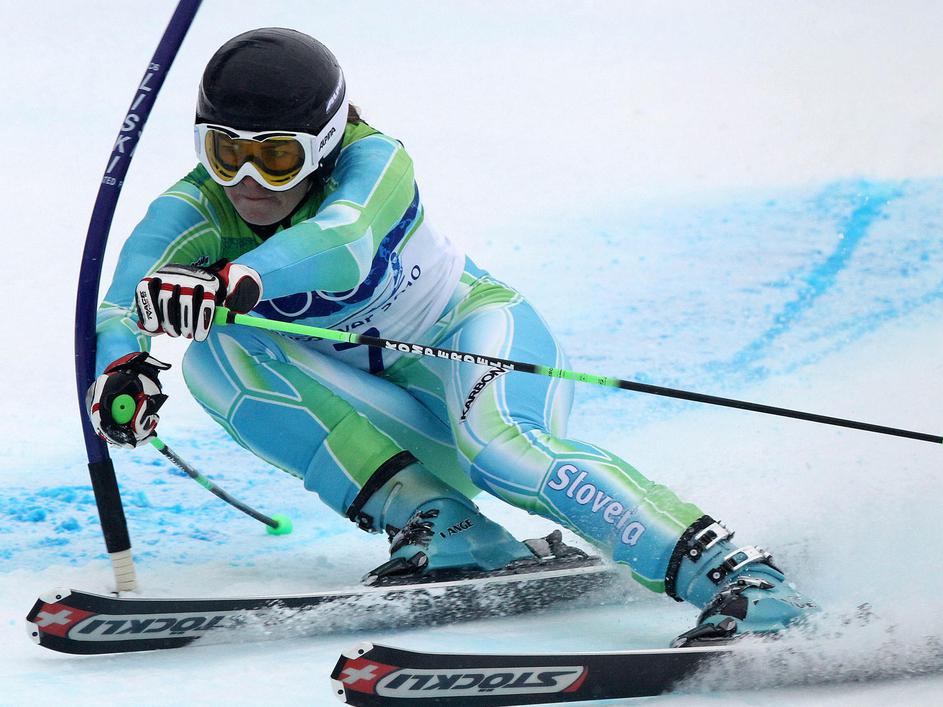 Tina Maze je po napovedih v prvi vožnji napadla na vso moč in je v igri za kolaj